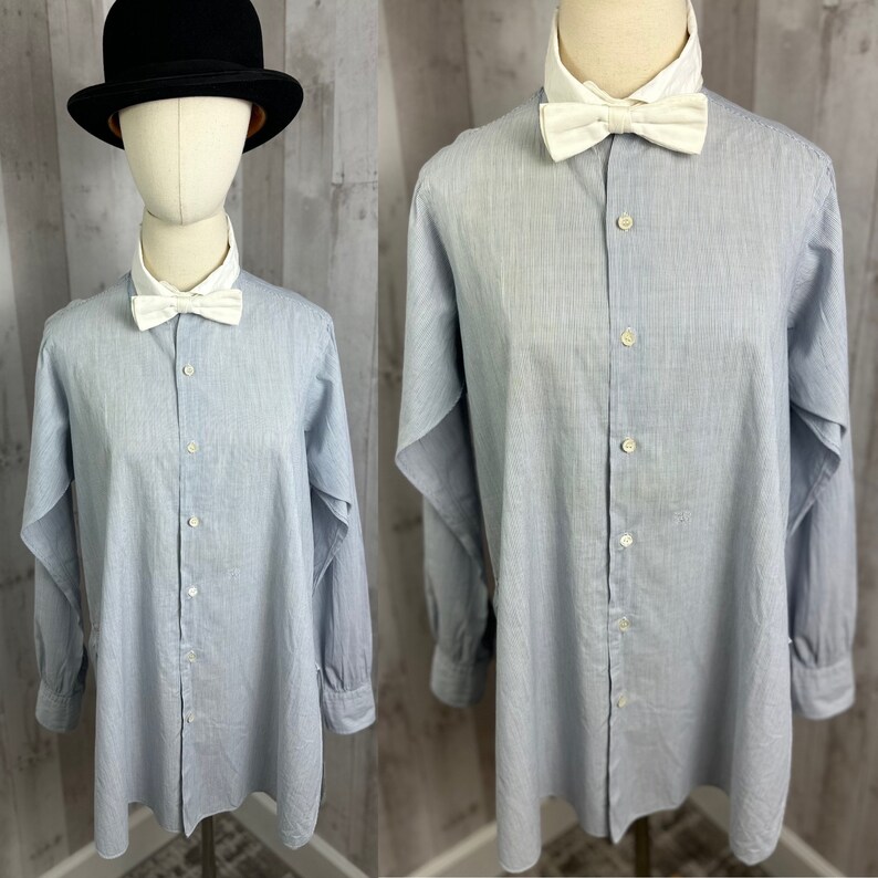 Pu&ograve; includere: Una camicia da uomo a maniche lunghe di colore azzurro chiaro con un papillon bianco e un colletto bianco. La camicia ha un motivo a righe ed &egrave; abbottonata.