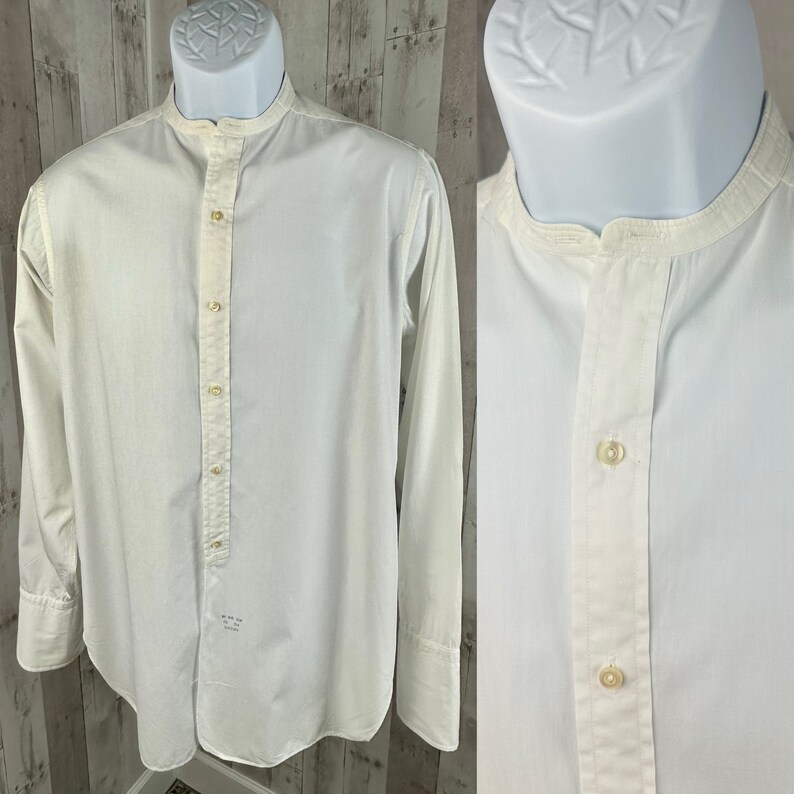 Pu&ograve; includere: Una camicia bianca a maniche lunghe con bottoni, colletto alla coreana e una singola patta con bottoni. La camicia ha un tessuto leggermente strutturato ed &egrave; realizzata in cotone.