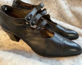 1910-1920s Antique Edwardian Schuhe Schwarzes Leder 3 Knöpfe / Riemen Mary Jane Heels 10 ”