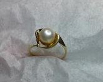 Estate Jewelry... Pearl Ring