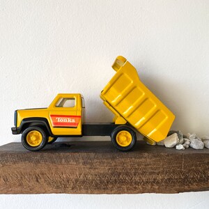80S Vintage Tonka Dump Truck |Camion benne Tonka vintage | Camión volquete Tonka antiguo | 老式 Tonka 自卸卡車 | Tonka Dumper | ヴィンテージ トンカ ダンプトラック