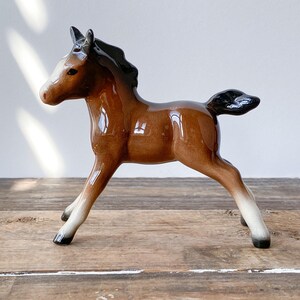 Vintage Foal Horse Figurine | 50S Kelsboro Ware England Statue | Figura de potro de porcelana | Figurine de poulain en porcelaine | 磁器の子馬の置物
