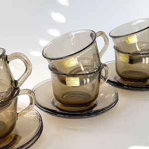 Vintage Cup and Saucer Arcoroc France - 70s Smoked Glass Tea/Coffee Cups - Kop og Underkop Arcoroc Glas - ヴィンテージのカップとソーサー - 復古茶杯和茶碟 - Vendet
