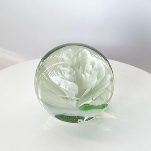 90S Presse Papier | Vintage Glass Globe with White Flower | Flor Pisapapeles | Fleur presse-papier | Fiore fermacarte | 文鎮の花 | 문진 꽃 | 鎮紙花