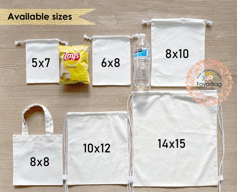 Puede incluir: Bolsas de algod&oacute;n blanco con cord&oacute;n de ajuste en varios tama&ntilde;os, incluyendo 5x7 pulgadas, 6x8 pulgadas, 8x8 pulgadas, 10x12 pulgadas, 14x15 pulgadas y 8x10 pulgadas. Las bolsas se muestran sobre una superficie de madera.