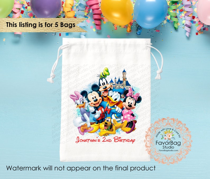 Puede incluir: Una bolsa de tela blanca con cord&oacute;n de ajuste, con una imagen colorida de Mickey Mouse y sus amigos frente al Castillo de Cenicienta. El texto "JONATHAN'S 2ND BIRTHDAY" est&aacute; impreso en la bolsa.