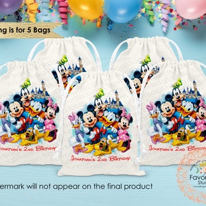 Puede incluir: Cinco bolsas blancas de cord&oacute;n con una imagen colorida de Mickey Mouse y sus amigos frente al Castillo de Cenicienta. Las bolsas tienen el texto "JONATHAN'S 2ND BIRTHDAY" impreso en ellas.