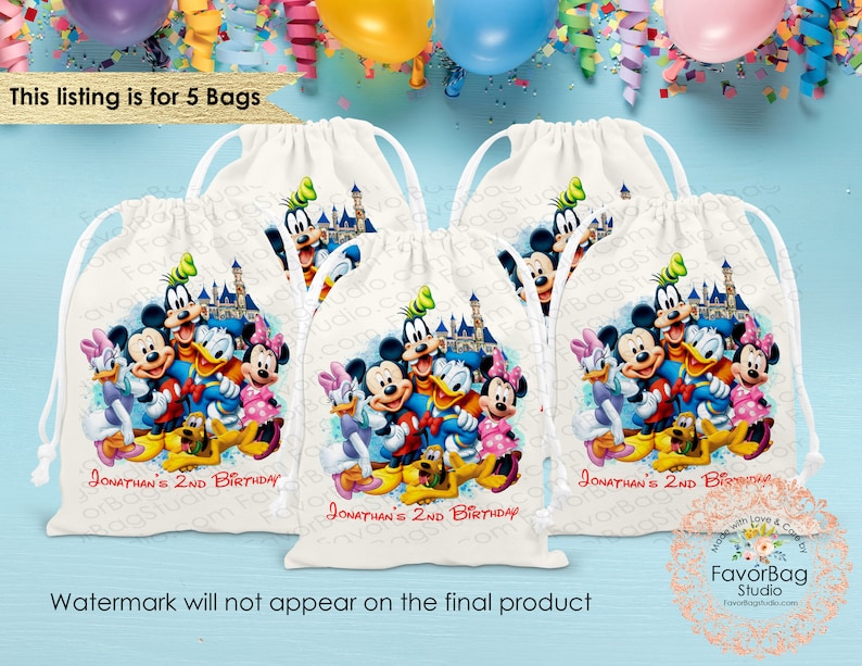 Puede incluir: Cinco bolsas blancas de cord&oacute;n con una imagen colorida de Mickey Mouse y sus amigos frente al Castillo de Cenicienta. Las bolsas tienen el texto "JONATHAN'S 2ND BIRTHDAY" impreso en ellas.