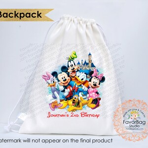 Puede incluir: Bolsa blanca de cord&oacute;n con una imagen colorida de Mickey Mouse y sus amigos de Disney. La bolsa tiene el texto "JONATHAN'S 2ND BIRTHDAY" impreso en ella.