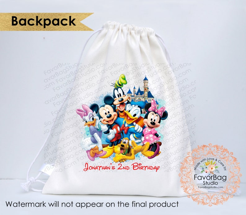Puede incluir: Bolsa blanca de cord&oacute;n con una imagen colorida de Mickey Mouse y sus amigos de Disney. La bolsa tiene el texto "JONATHAN'S 2ND BIRTHDAY" impreso en ella.