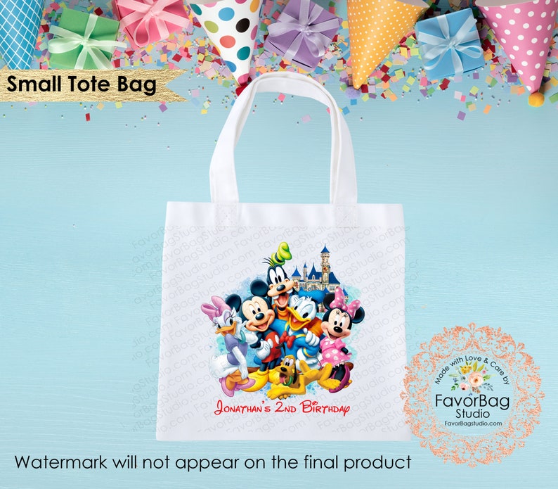 Puede incluir: Bolsa de tela blanca con una imagen colorida de Mickey Mouse y sus amigos frente al Castillo de Cenicienta. El texto "JONATHAN'S 2ND BIRTHDAY" est&aacute; impreso en la bolsa.