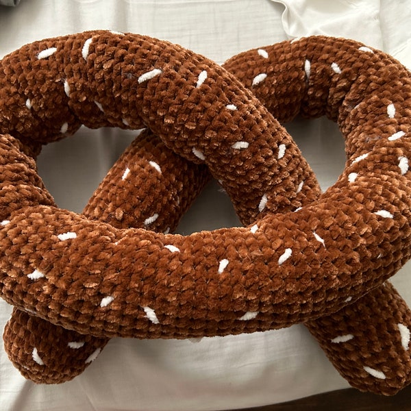 PATTERN || Giant Pretzel Pillow Crochet