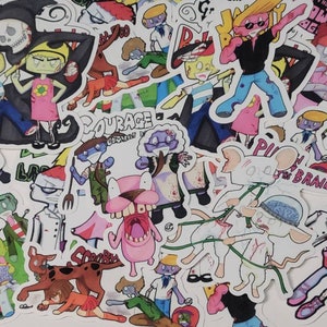 Puede incluir: Una colección de pegatinas de personajes de dibujos animados con personajes de populares programas de televisión animados. Las pegatinas son coloridas y presentan varios personajes en diferentes poses. Las pegatinas están impresas en papel blanco y tienen un acabado brillante.