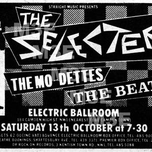 Pode incluir: Um cartaz de concerto em preto e branco anunciando The Selecter, The Mo-dettes e The Beat. O cartaz apresenta um fundo xadrez e o texto "Straight Music Presents". O concerto está agendado para sábado, 13 de outubro às 19h30 no Electric Ballroom em Camden Town, Londres.