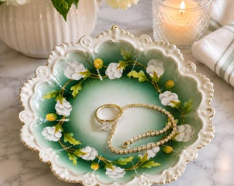 Plato antiguo de porcelana victoriana pintado a mano con motivos florales, flores esmaltadas en relieve y bandeja para anillos.
