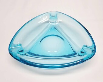 Cenicero triangular azul vintage / Bandeja para fumar retro de estilo moderno de mediados de siglo / Cenicero geométrico de cristal / Decoración apta para fumadores de marihuana
