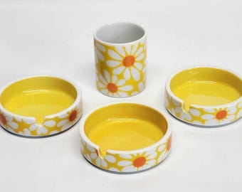 Vintage jaren 70 Daisy Smoker Set - keramische sigarettenhouder en 3 bijpassende asbakken - Retro Yellow Flower Power Decor - Mod cadeau halverwege de eeuw