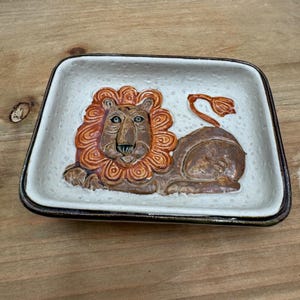 Treasure World Vintage Mid Century 60&#39;s Small Handmade And Painted Lion Soap Trinket Pottery MCM