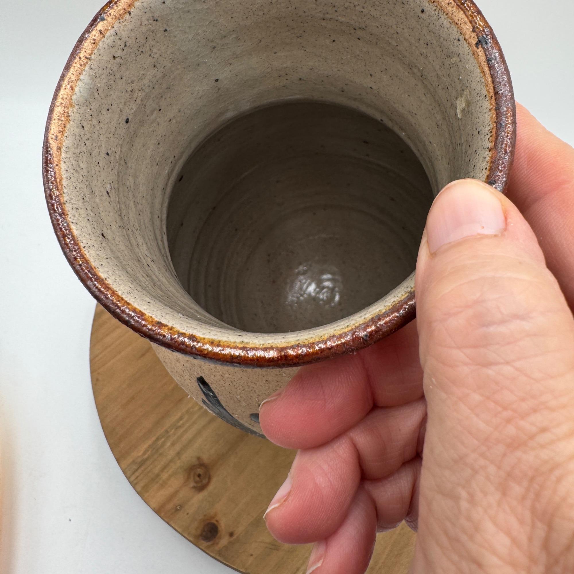 ヴィンテージ トナラ陶器花瓶、手描きの鳥と花のデザイン、サイン入り