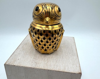 ビルマ産の黒漆に金彩を施したフクロウの小物入れ。1960年代頃