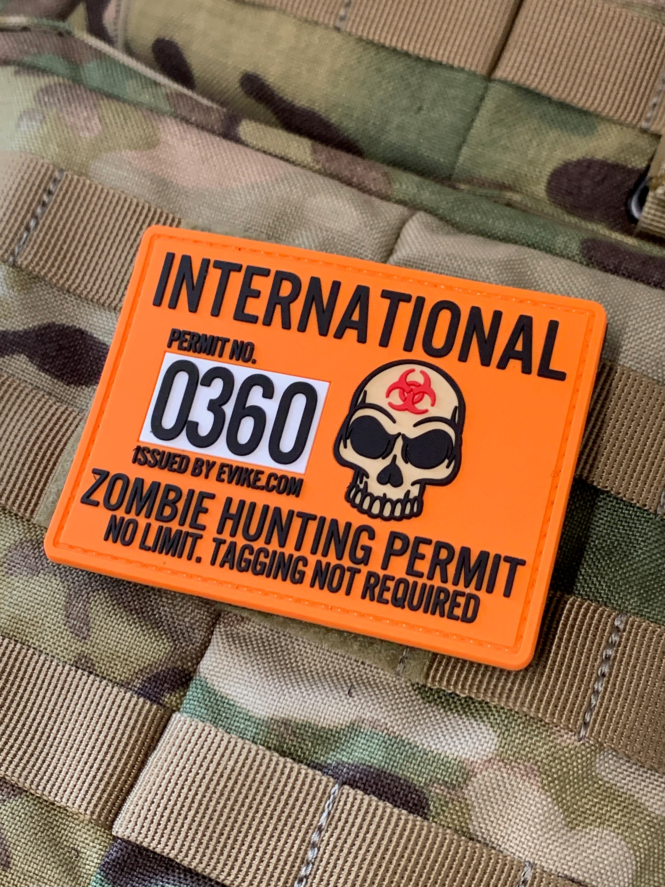 Patch PVC Orange 'Permis De Chasse Au Zombie' – Grand Format Airsoft
