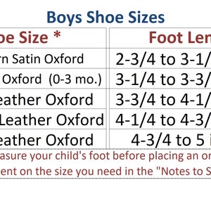 K&ouml;nnte beinhalten: Eine Tabelle mit den Schuhgr&ouml;&szlig;en f&uuml;r Jungen und den entsprechenden Fu&szlig;l&auml;ngen in Zoll. Die Tabelle listet f&uuml;nf Gr&ouml;&szlig;en auf: Newborn Satin Oxford, X-Sm Satin Oxford (0-3 Monate), Small Leather Oxford, Medium Leather Oxford und Large Leather Oxford. Die Tabelle enth&auml;lt au&szlig;erdem einen Hinweis: "Bitte messen Sie den Fu&szlig; Ihres Kindes, bevor Sie eine Bestellung aufgeben! Bitte geben Sie die ben&ouml;tigte Gr&ouml;&szlig;e in den "Notizen an den Verk&auml;ufer" an."