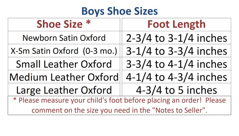 K&ouml;nnte beinhalten: Eine Tabelle mit den Schuhgr&ouml;&szlig;en f&uuml;r Jungen und den entsprechenden Fu&szlig;l&auml;ngen in Zoll. Die Tabelle listet f&uuml;nf Gr&ouml;&szlig;en auf: Newborn Satin Oxford, X-Sm Satin Oxford (0-3 Monate), Small Leather Oxford, Medium Leather Oxford und Large Leather Oxford. Die Tabelle enth&auml;lt au&szlig;erdem einen Hinweis: "Bitte messen Sie den Fu&szlig; Ihres Kindes, bevor Sie eine Bestellung aufgeben! Bitte geben Sie die ben&ouml;tigte Gr&ouml;&szlig;e in den "Notizen an den Verk&auml;ufer" an."