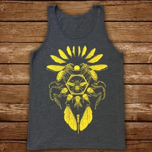 Peut inclure: Un débardeur gris avec un motif d'abeille et de nid d'abeille jaune. Le motif représente des abeilles, des ailes et un nid d'abeille.