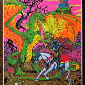 Poster serigrafato Dragon Slayer 18x24" con luce nera, inchiostro neon psichedelico UV-responsive, castello, cavaliere a cavallo, stile retrò anni '70-'80