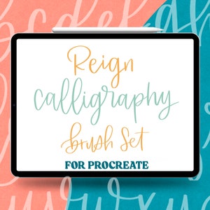 Pode incluir: Uma tela de iPad branca com o texto "Reign calligraphy brush set for Procreate" em uma fonte manuscrita colorida. O iPad é cercado por um fundo rosa e azul com letras manuscritas brancas.