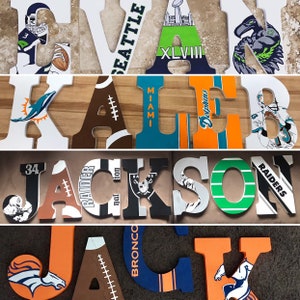 Letras de madeira personalizadas de 23 cm, pintadas à mão e com tema esportivo! Perfeitas para quarto infantil, berçário, sala de jogos/esportes e decoração de parede! Preço por letra.