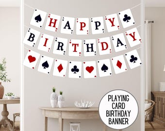 Könnte beinhalten: Ein Geburtstagsbanner aus Spielkarten mit der Aufschrift "HAPPY BIRTHDAY". Die Karten zeigen rote und schwarze Farben. Ein Kreis darunter lautet "PLAYING CARD BIRTHDAY BANNER".