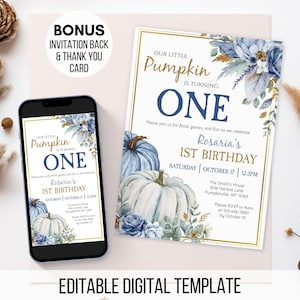 Könnte beinhalten: Eine digitale Geburtstagseinladungsvorlage mit blauen und weißen Kürbissen, floralen Akzenten und goldenem Text mit der Aufschrift Our Little Pumpkin Is Turning One. Das Bild zeigt ein Smartphone und eine gedruckte Kartenversion.