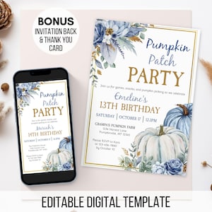Puede incluir: Una plantilla de invitación digital para una fiesta de calabazas con calabazas azules y blancas, detalles florales azules y texto dorado. El diseño incluye un teléfono inteligente con la invitación y una tarjeta impresa con los detalles.