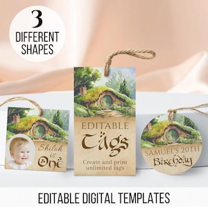 Może przedstawiać: Biały ceramiczny kubek z czarnym uchem i napisem "But First, Coffee" w czarnym kolorze. Kubek jest umieszczony na rozmytym tle, sugerującym przytulne otoczenie.