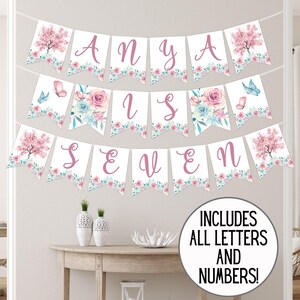 Striscione floreale personalizzato, decorazione personalizzata con fiori rosa pastello, festa di compleanno per bambine con farfalla blu, cartello per baby shower Bloom, download 3056