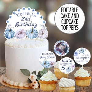 Puede incluir: Una tarta blanca glaseada con un adorno decorativo que dice "2nd Birthday de Forrest" y presenta calabazas azules y lavanda. También se muestran cupcakes con adornos, con el texto "Kristine's Baby Shower", "Lucia cumple 5" y "A little Pumpkin is on the way".
