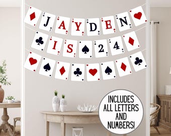 Könnte beinhalten: Ein Banner aus Spielkarten-förmigen Ausschnitten buchstabiert "JAYDEN IS 24" in schwarzen und roten Buchstaben. Die Karten zeigen Symbole wie Herzen, Pik, Karo und Kreuz. Eine runde Grafik besagt "INCLUDES ALL LETTERS AND NUMBERS!"