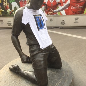 Thierry Henry Matisse &#39;slebnamechains&#39; t-shirt worn by Thierry Henry (the statue)