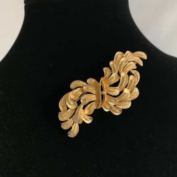 Vintage Coro Brooch Gold Tone Textured Cluster Of… - image 1