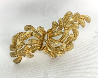 Vintage Brooch: Coro Gold Tone Textured Cluster Of Leaves Signed