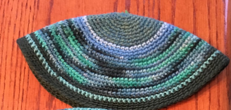 Blue & Green Variegated Kippot Heather center &blue