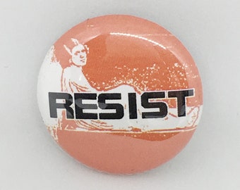 Resist - 1 "Pin, Zipper Pull o Llavero - ¡Los imanes también!