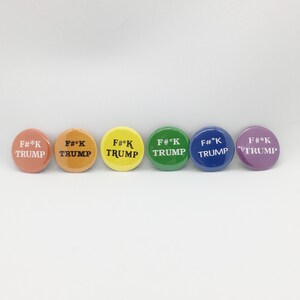 F#*k Trump - 1 1/4 インチ ピン、ジッパー プル、キーチェーン、またはマグネット