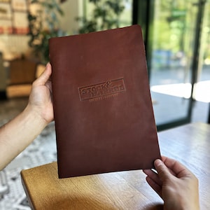 Couverture de menu en cuir A4 avec support central élastique Porte-menu avec gaufrage, dossier de menu de restaurant, porte-menu classeur, couverture de menu personnalisée
