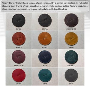 Puede incluir: Doce posavasos de cuero en varios colores, incluyendo negro, marr&oacute;n, chocolate, whisky, camel, arena, burdeos, azul, esmeralda, rub&iacute;, &oacute;palo y gris. Cada posavasos tiene la palabra "BLIND" en relieve en el centro.