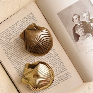 clip coquille en laiton vintage disponible en bronze et or