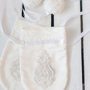 Packen Sie Handschuhe und Rosetten für die Hände aus weißem Satin und eine Spitzenbox für Henna ein