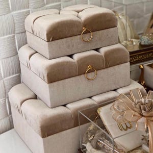 3 coffres pour trousseau en velours capitonné avec cercle doré