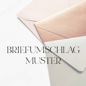 Könnte beinhalten: Drei Umschläge in verschiedenen Beige-, Gold- und Silbertönen, mit dem Text "BRIEFUMSCHLAG MUSTER" in Schwarz auf weißem Hintergrund.